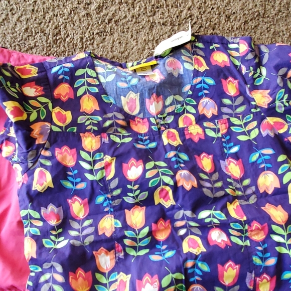 Scrub tops - Picture 2 of 4